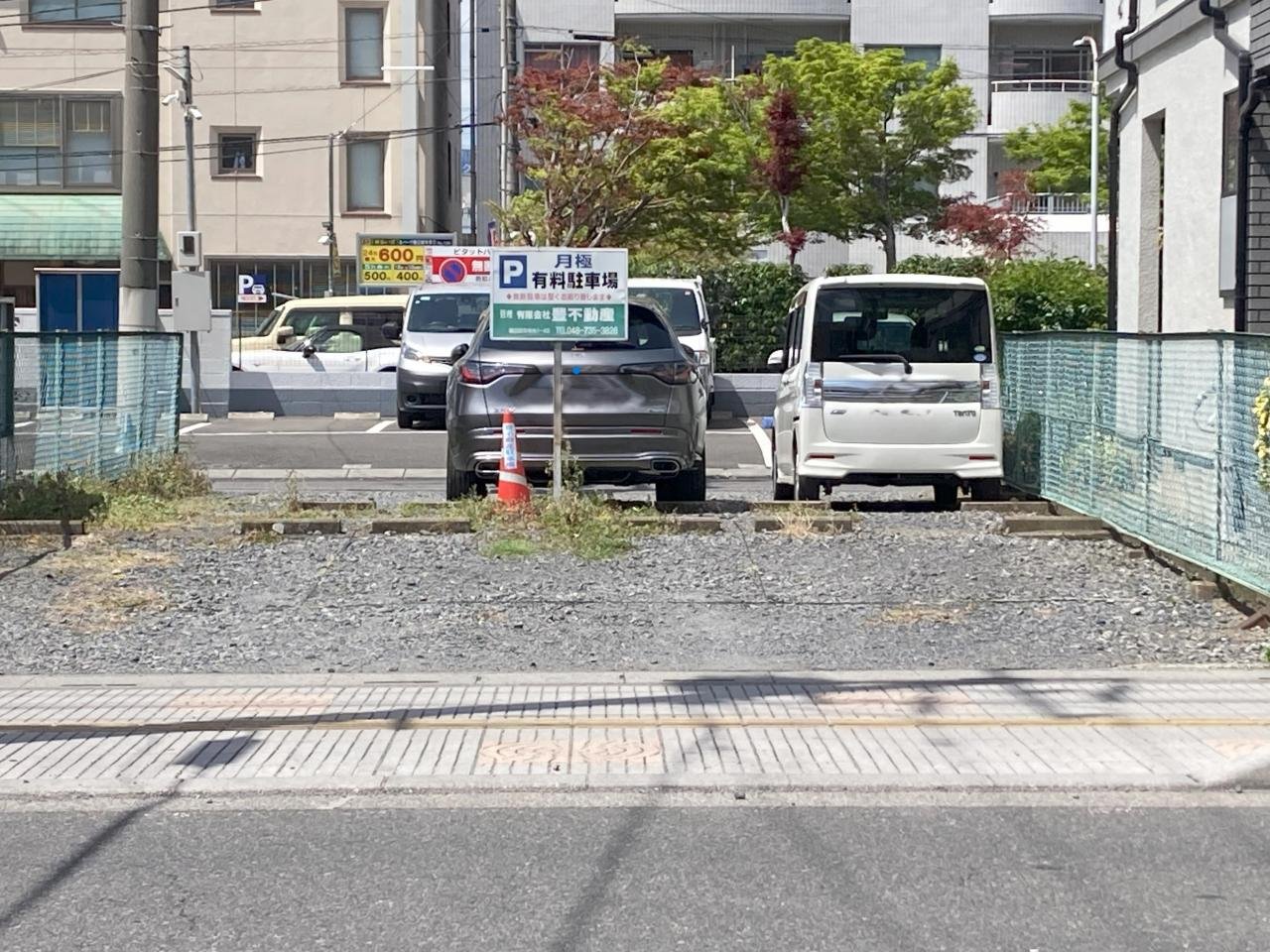 お客様駐車場　ナンバーぼかし